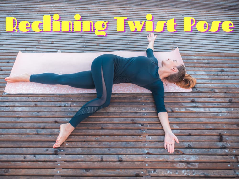 Reclining Twist Pose（仰向けのねじりのポーズ）をとる人がいます。仰向けに寝た状態で、脚を曲げて地面に近づけ、膝を左右に傾けた状態で、上半身を反対方向にねじっています。